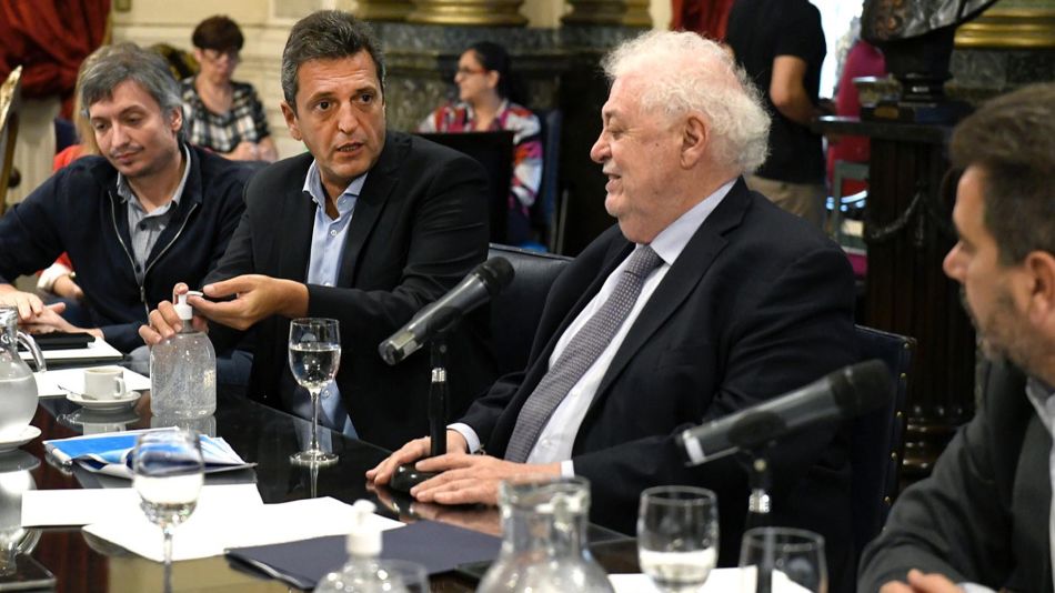 Massa y Ginés hicieron uso del alcohol en gel provisto para la reunión.
