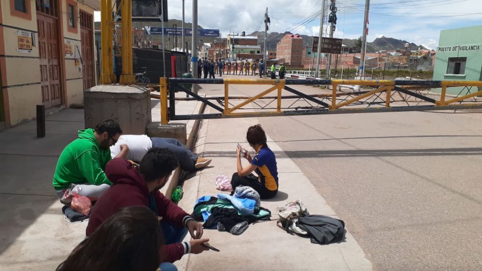 Argentinos varados en la frontera de Perú