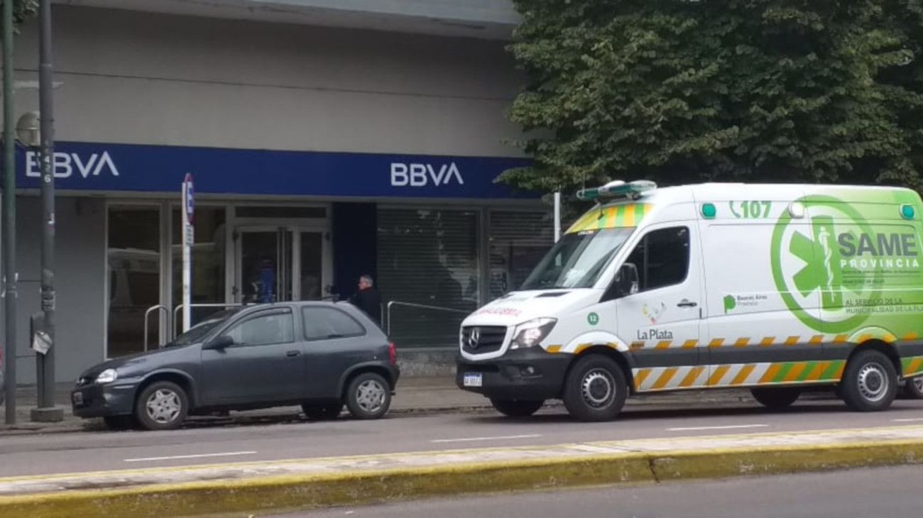 Una ambulancia del SAME asistió a los empleados después del robo. 