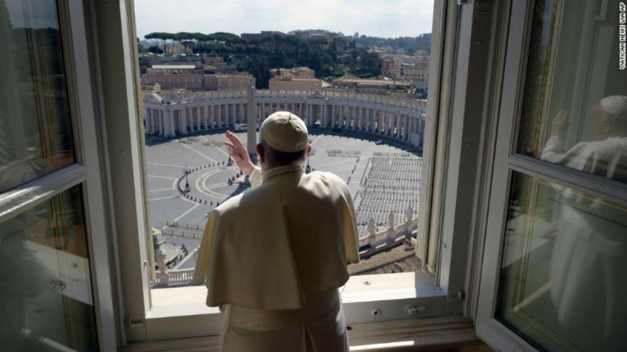 El Papa Francisco observa la plaza San Pedro vacia. La cuarentena por el coronavirus se hace notar en el Vaticano.