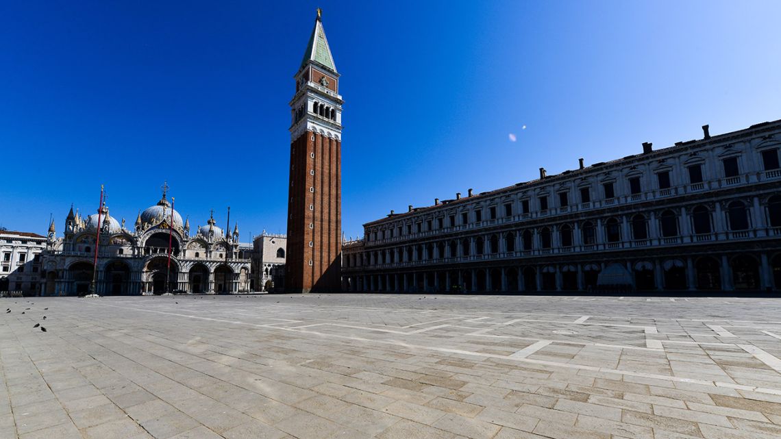 A general view shows a deserted St. Marks's Square with its basilica and Bell Tower in Venice on March 18, 2020, during the country's lockdown within the new coronavirus crisis. 