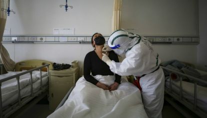 Los médicos en Wuhan, la ciudad en la región central de China donde emergió el patógeno, están viendo señales preocupantes de errores similares.