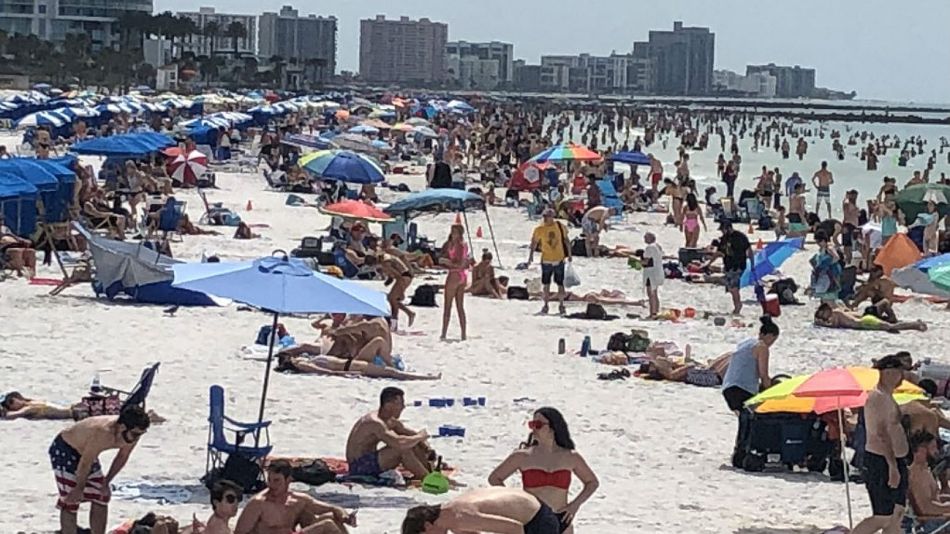 La playa de Clearwater estallada de estudiantes.