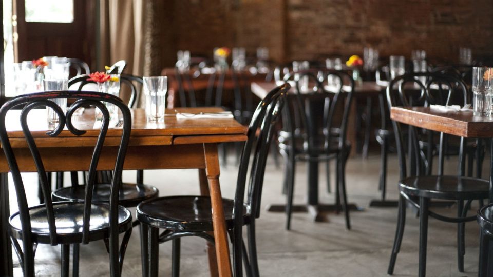 Un estudio revela que esta semana el sector gastronómico sufrió una fuerte caída en el consumo por la pandemia. Qué clientes perdieron.
