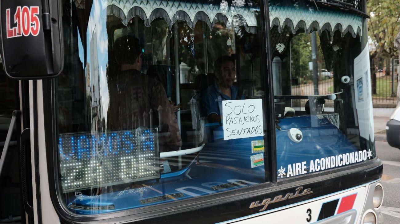 Las calles de Buenos Aires frente al coronavirus: largas filas para hacer compras. 