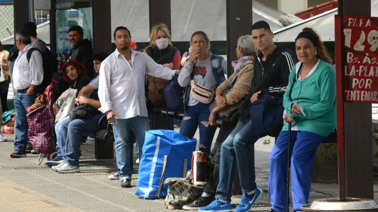 Las calles de Buenos Aires frente al coronavirus: largas filas para hacer compras. 