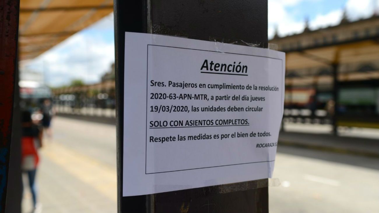 Las calles de Buenos Aires frente al coronavirus: largas filas para hacer compras. 