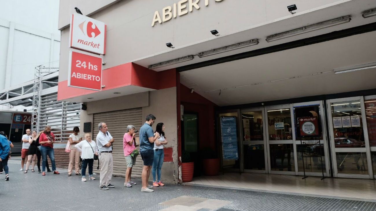 Las calles de Buenos Aires frente al coronavirus: largas filas para hacer compras. 