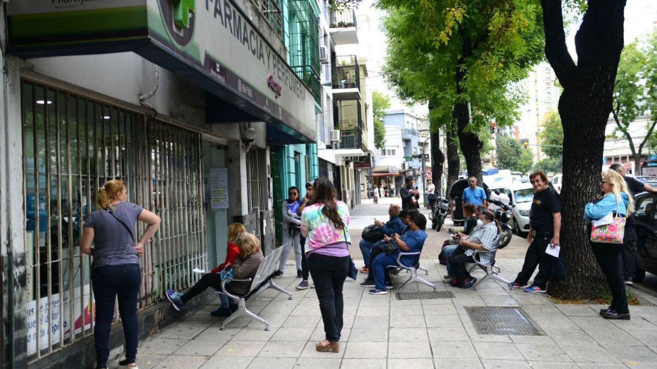 Las calles de Buenos Aires frente al coronavirus: largas filas para hacer compras. 