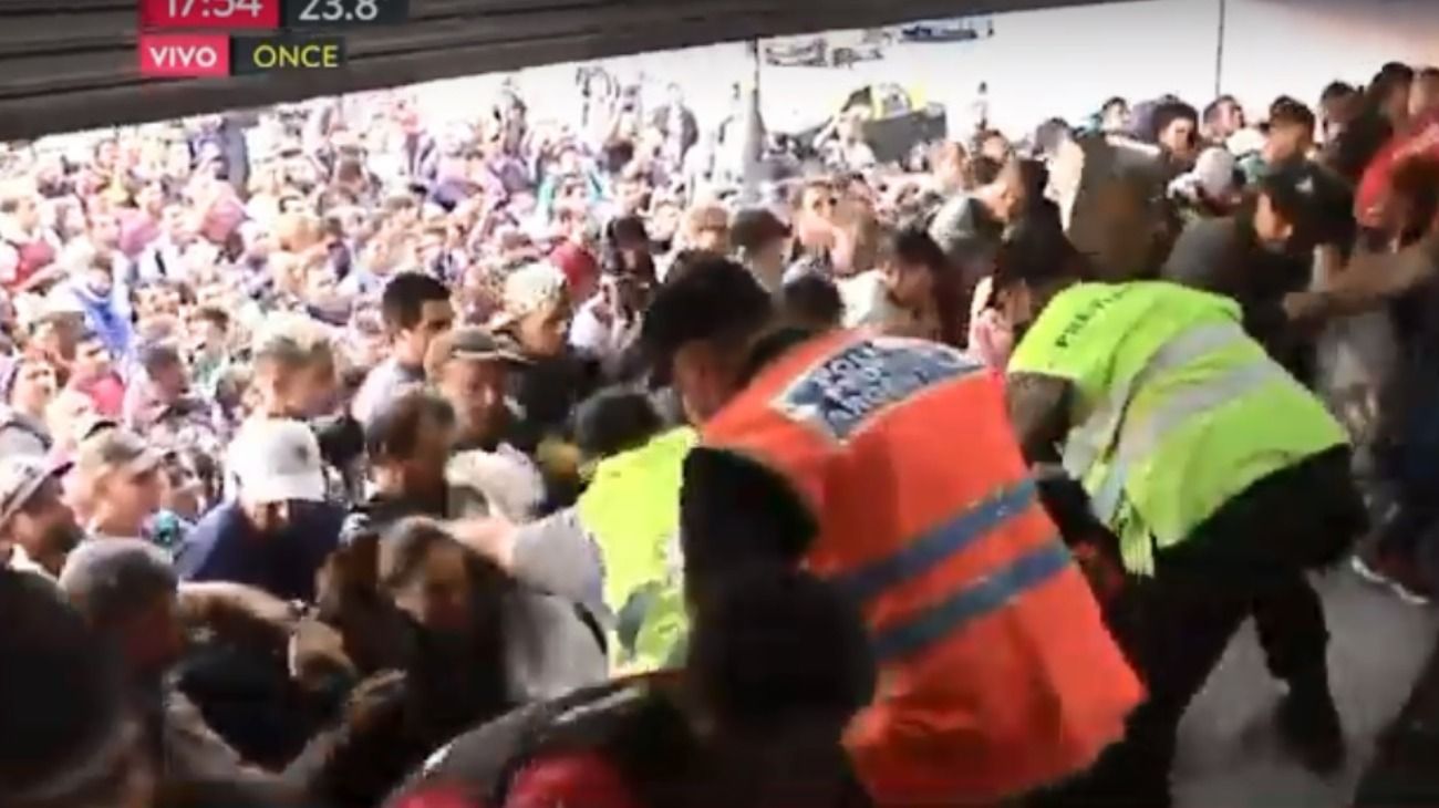 Descontrol en Once: la Policía no puede contener a la multitud que se abalanza para subir a los trenes