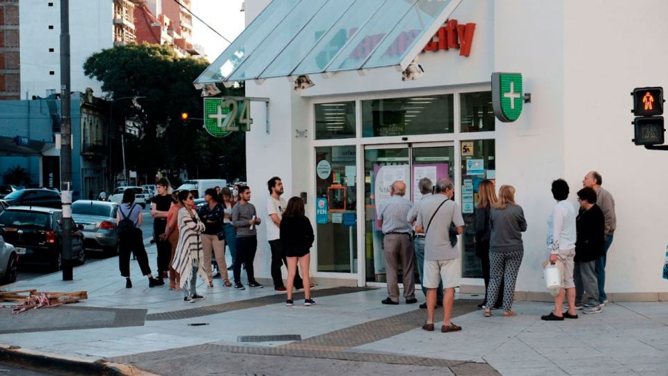 Personas haciendo fila para entrar a Farmacia