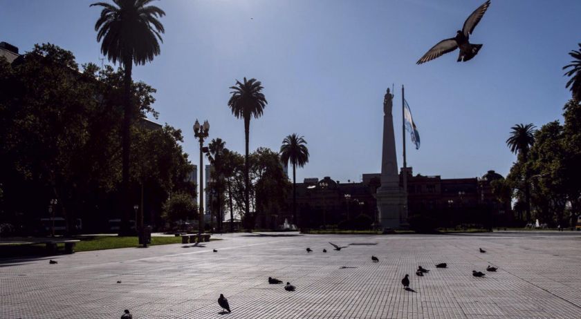 Resultado de imagen para PLAZA DE MAYO DE NOCHE EN LA CUARENTENA