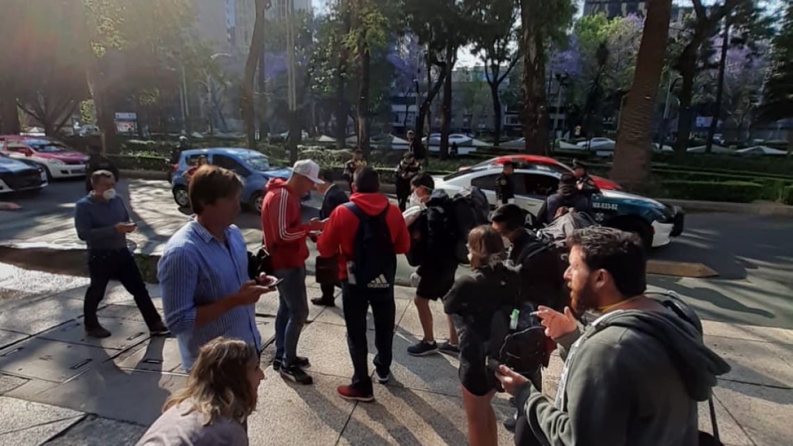 Cola frente al consulado de México | Foto:cedoc