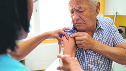 RIESGO. Los adultos mayores deben recibir la vacuna antigripal.