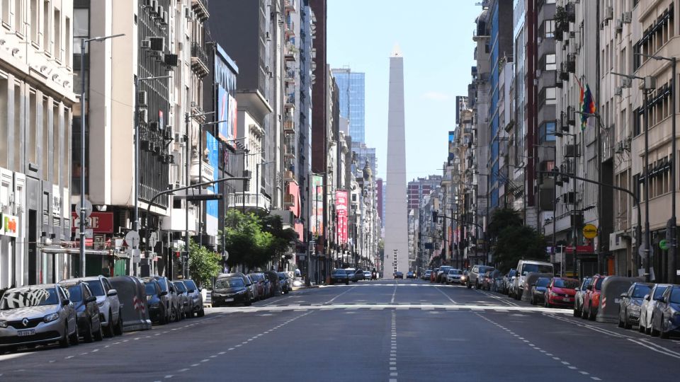 DESIERTA. La avenida 9 de Julio y la zona de la Casa Rosada amanecieron con escaso tránsito y muy pocos transeúntes. El ritmo que se vivió en la Ciudad fue algo menor a un feriado.