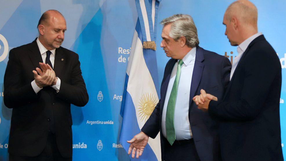 Perotti y Rodríguez Larreta rodean a Alberto Fernández, antes del discurso en Olivos.