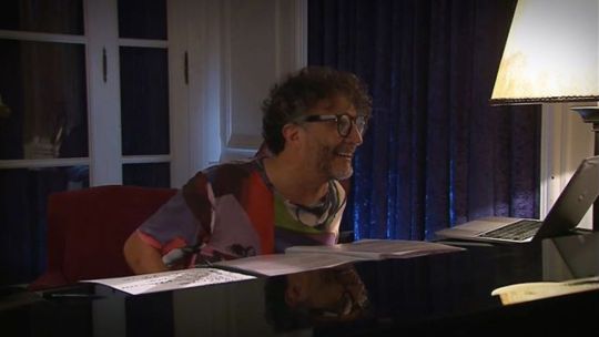 Desde su living, Fito Páez dio un concierto íntimo para compartir durante el aislamiento