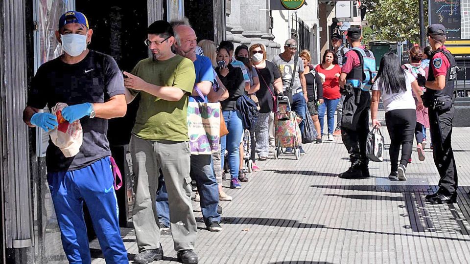 Colas en supermercados. En el primer día de cuarentena, un Coto en el barrio porteño de Once.
