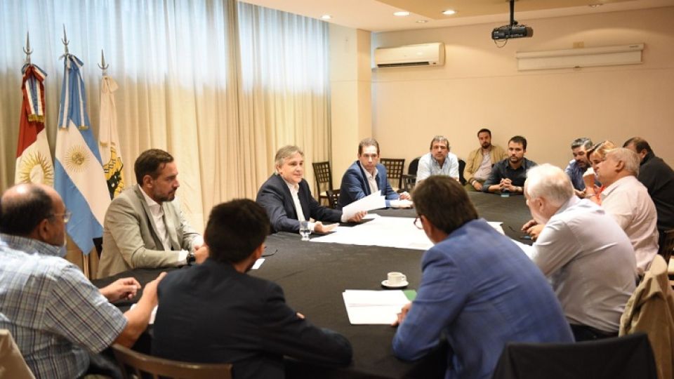 “NOS MENSAJEAMOS”. Después de la reunión del martes quedaron en grupo de Whatsapp.