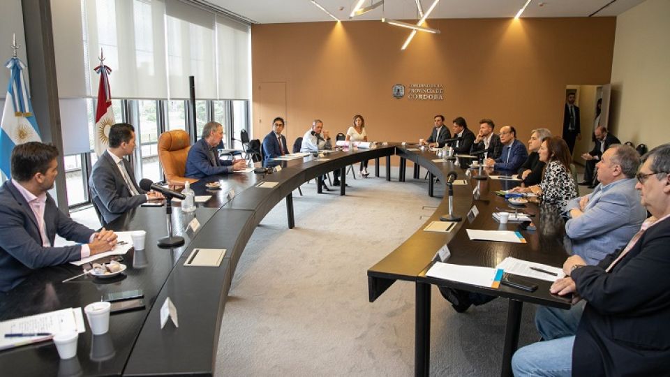 “MESA CORONAVIRUS”. Schiaretti en la reunión del comité el pasado martes en el Centro Cívico.