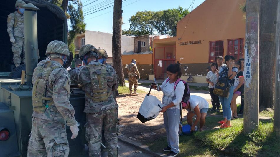 El Ejército, ayudando a la gente en Quilmes. Una postal de la pandemia de coronavirus.