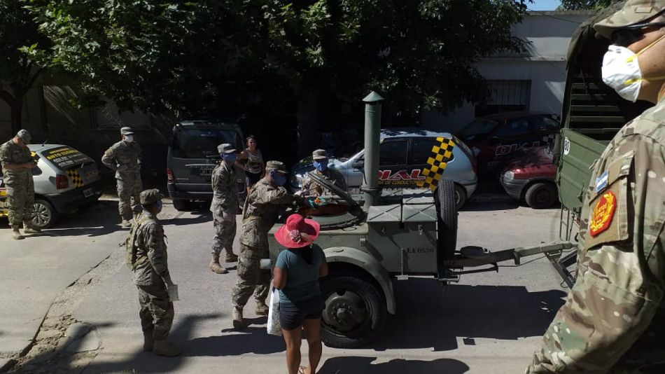 El Ejército ayudando en Quilmes, con comida para vecinos carenciados.