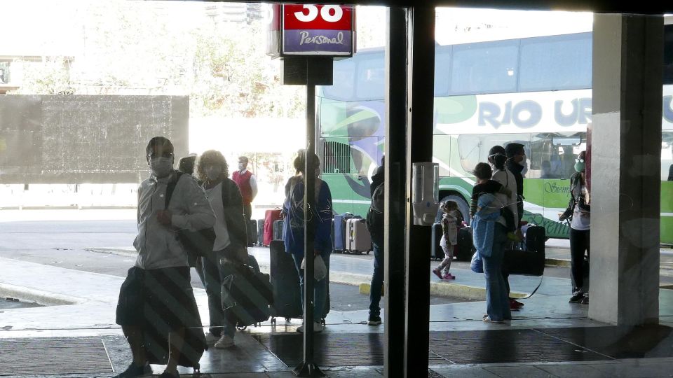 Repatriados llegando a la Terminal de Retiro 20200323