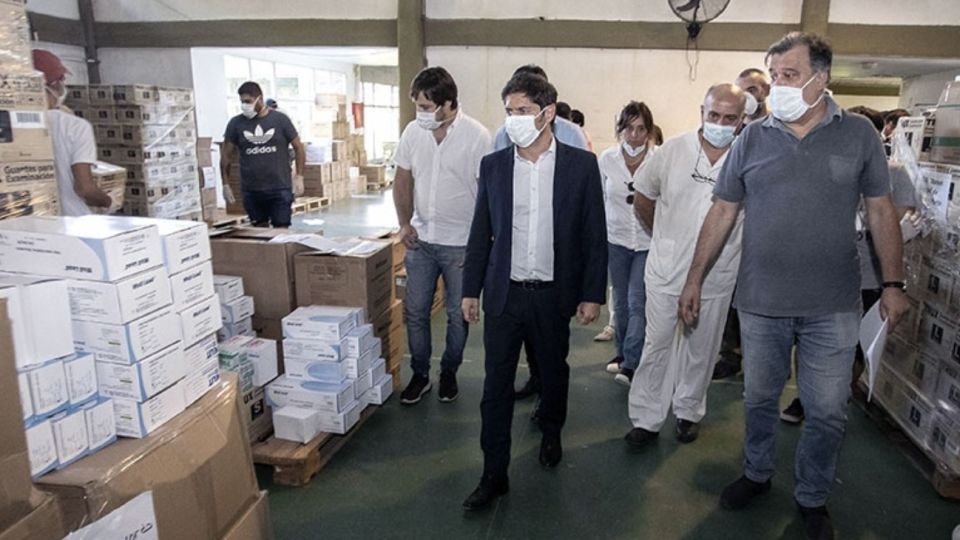 Axel Kicillof durante una recorrida por el centro logístico del hospital El dique.
