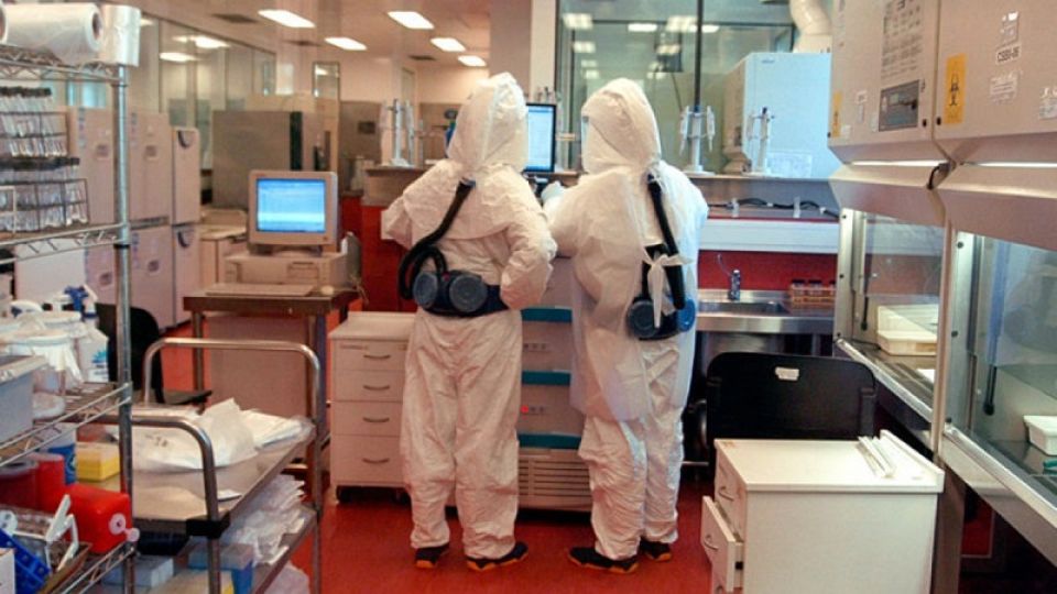 Trabajadores de riesgo en el Instituto Malbrán.