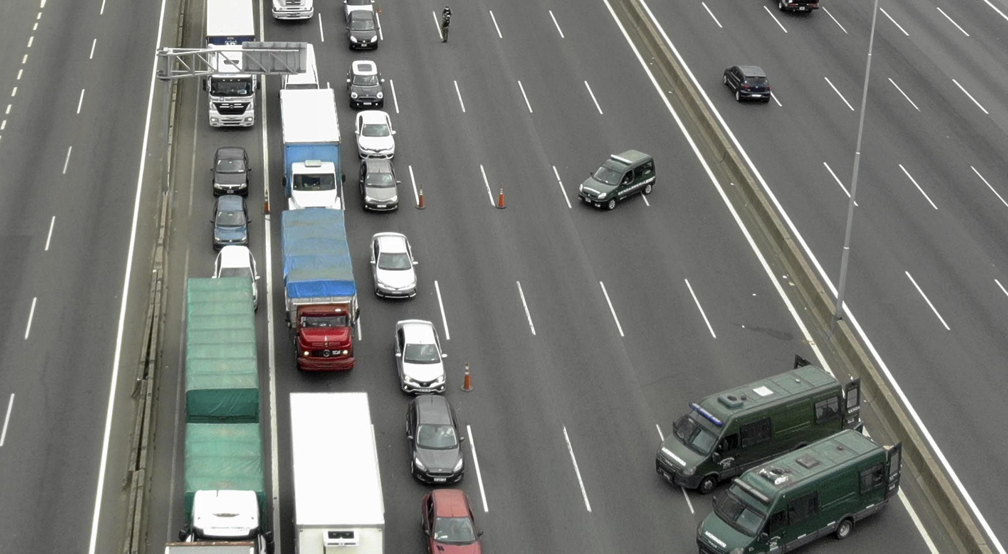 El tránsito en autopistas se redujo hasta un 78% y hubo críticas a los operativos