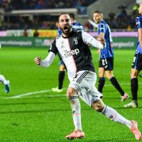 Gonzalo Higuaín dejó Italia y pasa la cuarentena con su familia en la Argentina