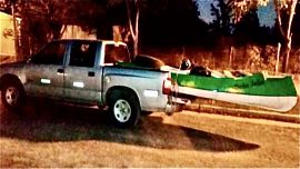 En su camioneta transportaban un canobote y una escopeta calibre 16.