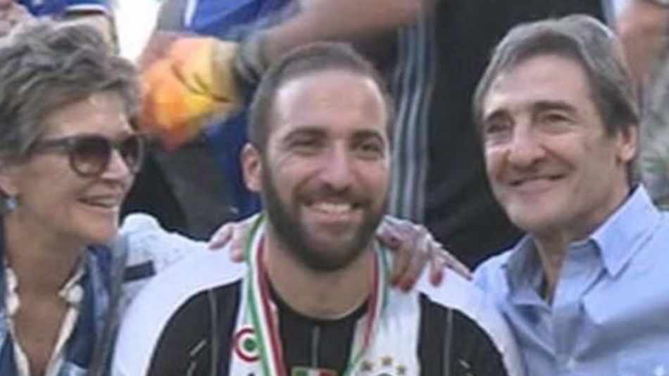 Gonzalo Higuaín dejó Italia y pasa la cuarentena con su familia en la Argentina