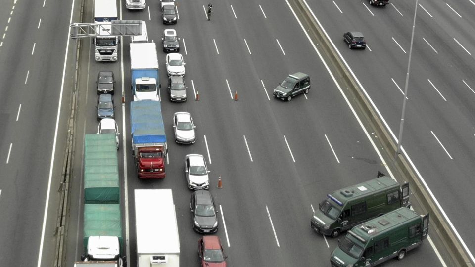 El control de acceso a la ciudad por medio de las autopistas.