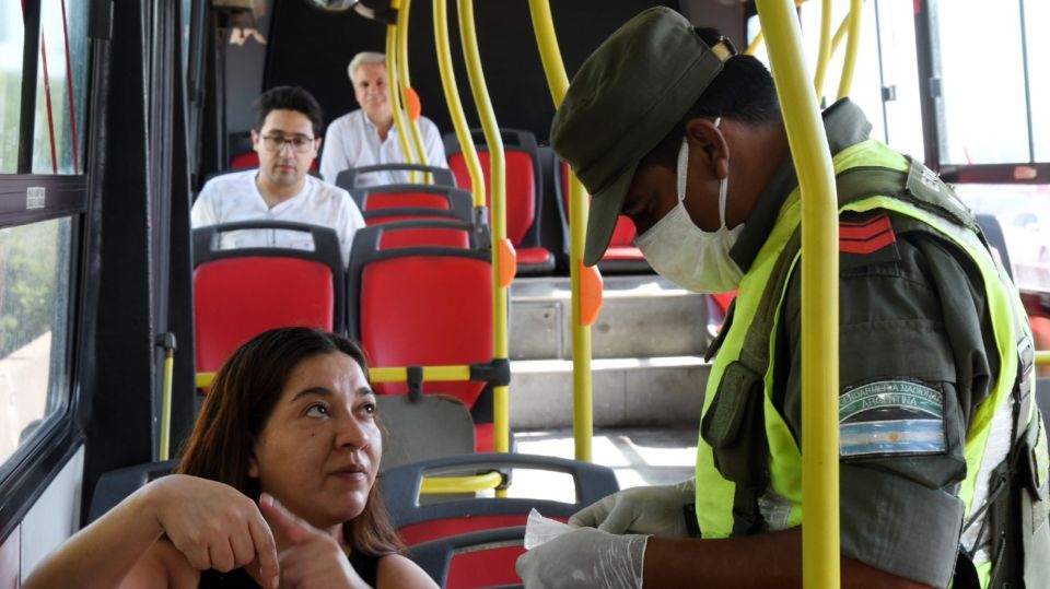 Las fuerzas de seguridad nacionales participan del control del aislamiento social obligatorio. Foto: Télam.