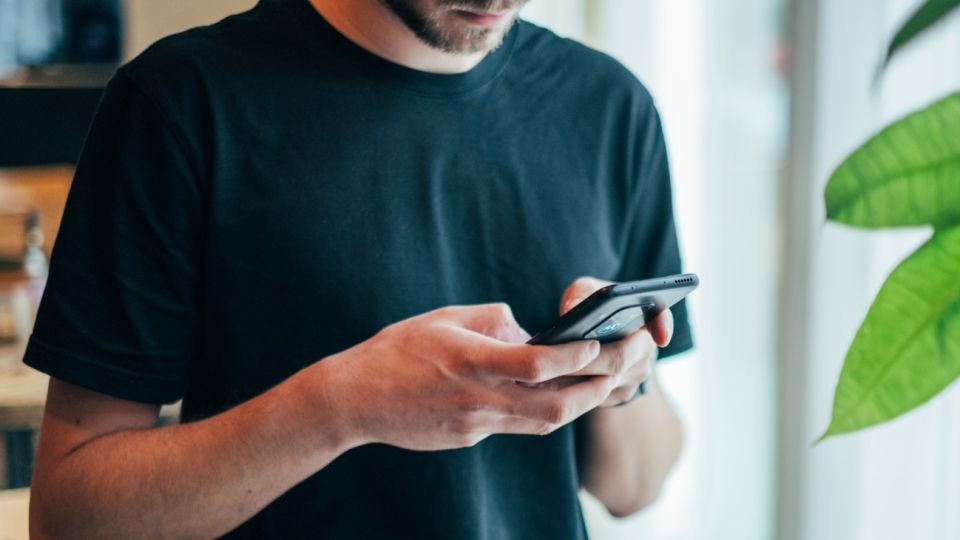 El sexting es el intercambio de contenido erótico a través de Internet.