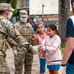 Militares reparten comida en Quilmes. | Foto:Juan Ferrari
