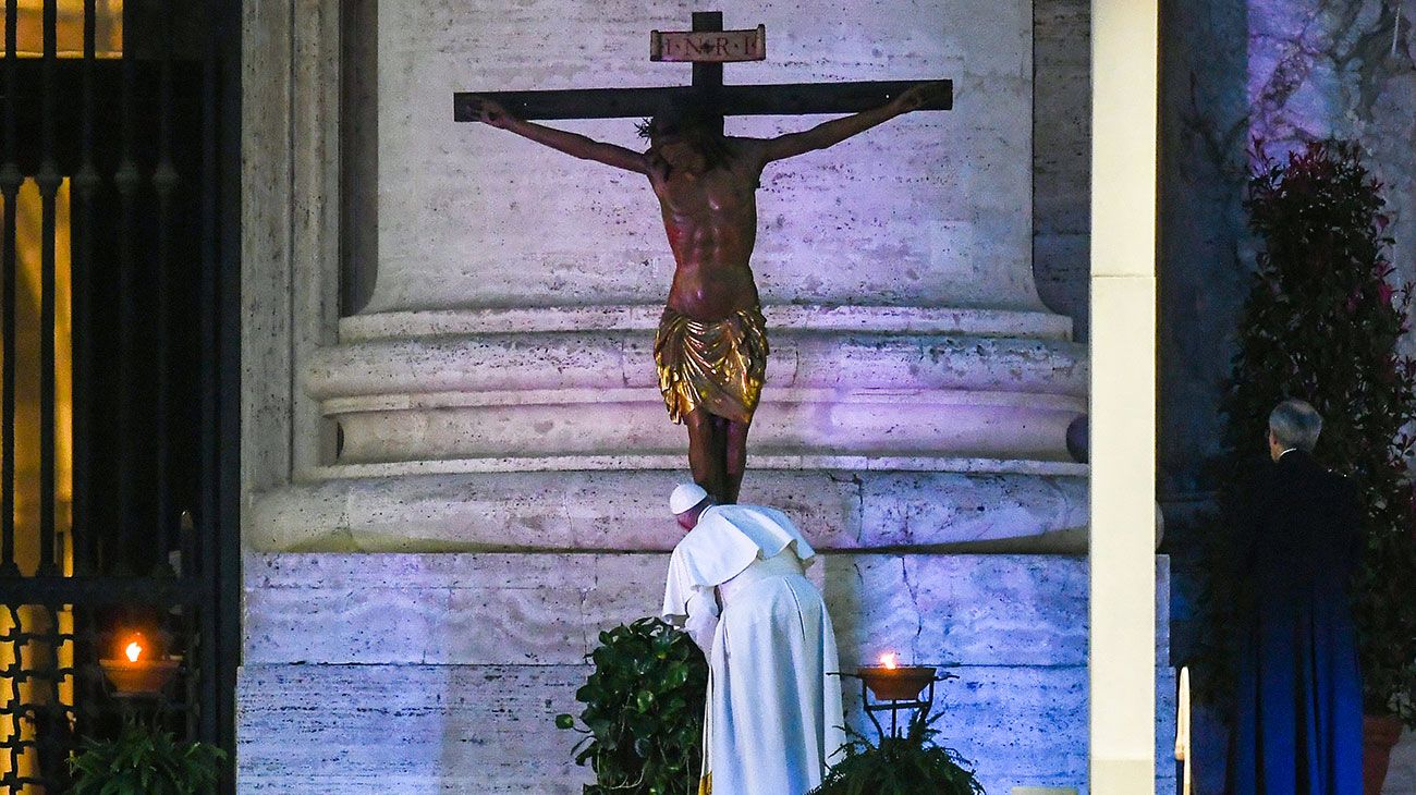 El Santo Padre da su bendición plenaria a todo el mundo en medio de la pandemia del coronavirus.