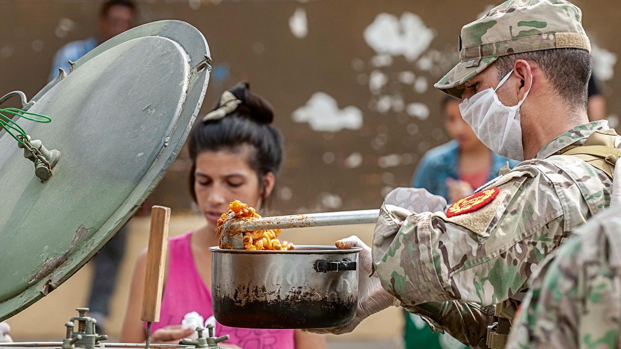 Militares reparten comida en Quilmes. | Foto:Juan Ferrari