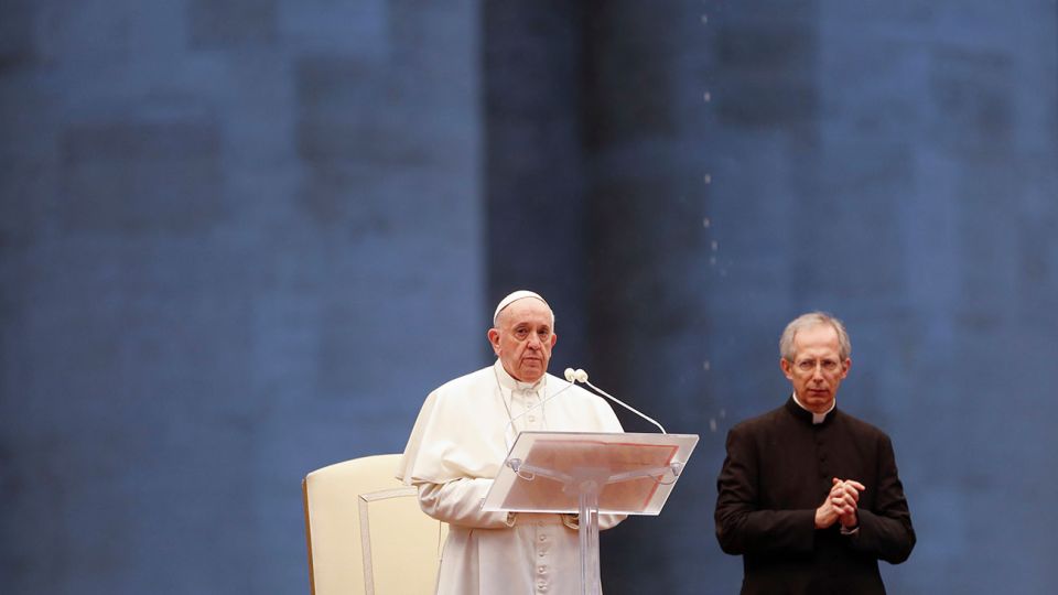 El Santo Padre da su bendición plenaria a todo el mundo en medio de la pandemia del coronavirus.