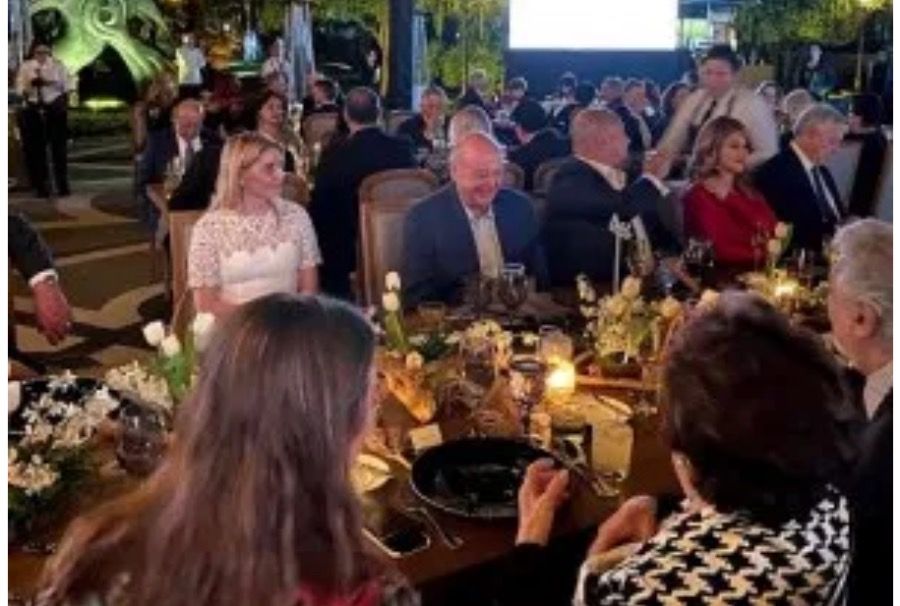 Plácido Domingo (de perfil, a la der. de foto) con su mujer y frente al millonario mexicano que cumplía años. 