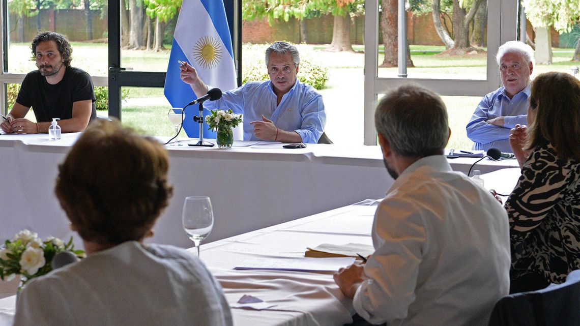 President Alberto Fernández, flanked by Health Minister Ginés González García and Cabinet Chief Santiago Cafiero, leads an inter-ministerial meeting for an update on the coronavirus Covid-19 pandemic at the Olivos presidential residence on Sunday. 