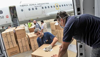 Preparativos. Un avión de la Fuerza Aérea partió ayer de Aeroparque con respiradores a provincias del norte, entre ellas Chaco.