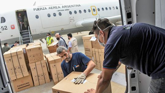Preparativos. Un avión de la Fuerza Aérea partió ayer de Aeroparque con respiradores a provincias del norte, entre ellas Chaco.