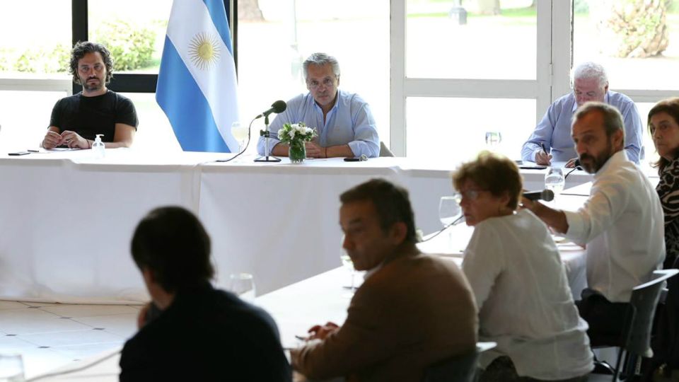 El presidente Alberto Fernández, encabezando la reunión de este mediodía en Olivos.