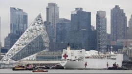 El USNS Comfort ya amarró frente a Manhattan.