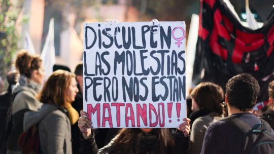 Barbijo rojo contra la violencia de género durante la cuarentena