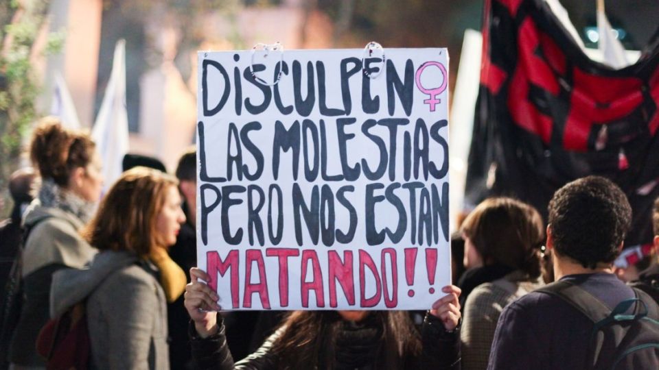 Barbijo rojo contra la violencia machista