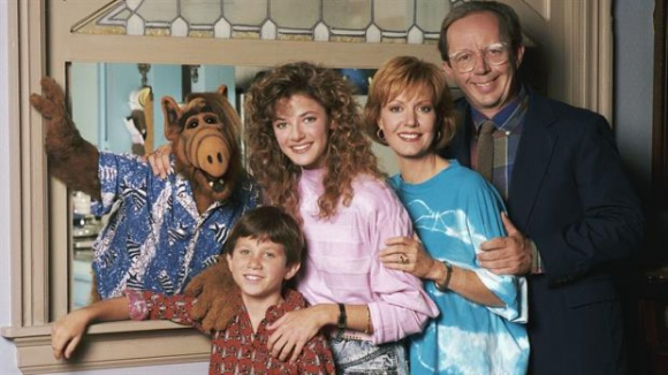 Alf junto a la familia Tanner. 