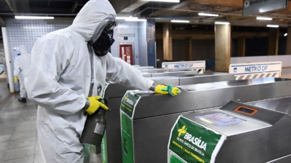 En Brasil desinfectan diferentes espacios para intentar frenar la pandemia de COVID-19.